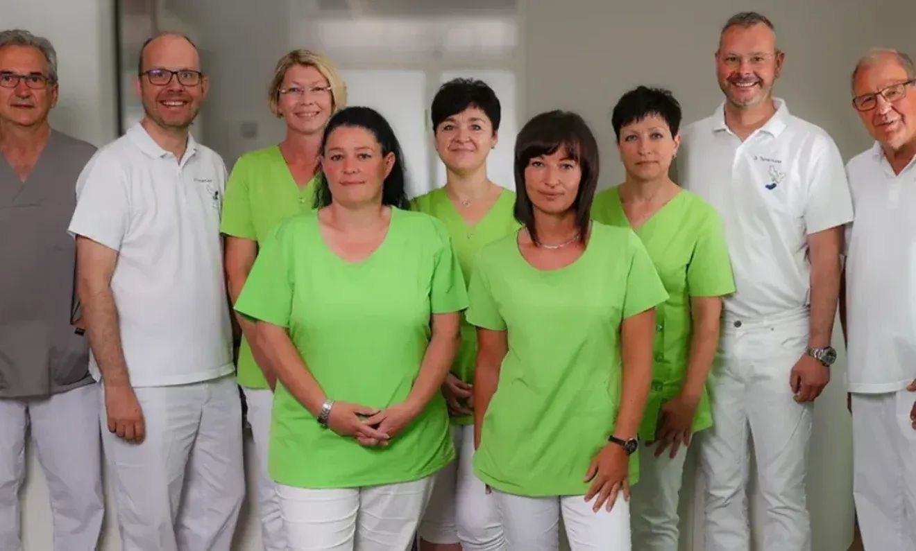 Praxisteam des Rheumazentrum Kupka steht vor Empfang